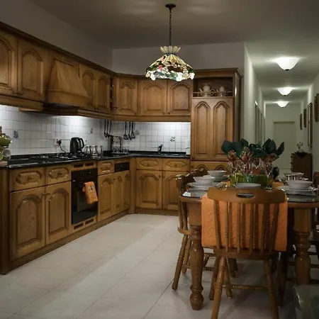 Апартаменты Manor Court Luxury