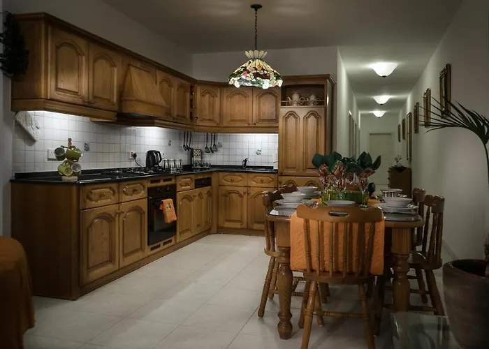 Manor Court Luxury *